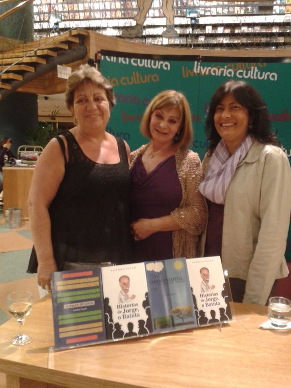 Dia 03/05/2013, foi o lançamento dos livros "Histórias de Jorge, o Batuta", "Poemas Síntipos" e "Cerrado Capital - A Vida em Duas Estações", em Brasília (DF), na Livraria Cultura do Shopping Iguatemi, sob a coordenação de Sueane Chaves e Raquel Zauli. 4