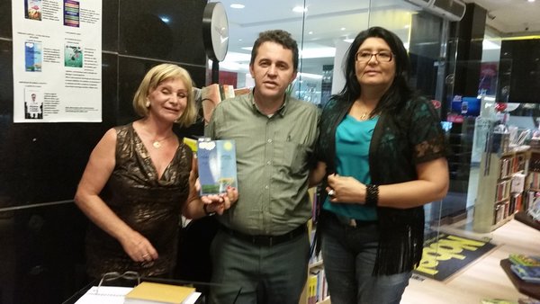 Na Livraria Nobel, no Mag Shopping em João Pessoa, sob o patrocínio da ONG Guajiru, de Rita Mascarenhas, em 07-06-2015.