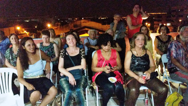 Esta tertúlia contou com a presença de mais de 70 pessoas, entre poetas, músicos, acompanhantes, convidados e foi realizada no terraço, em noite de lua cheia.