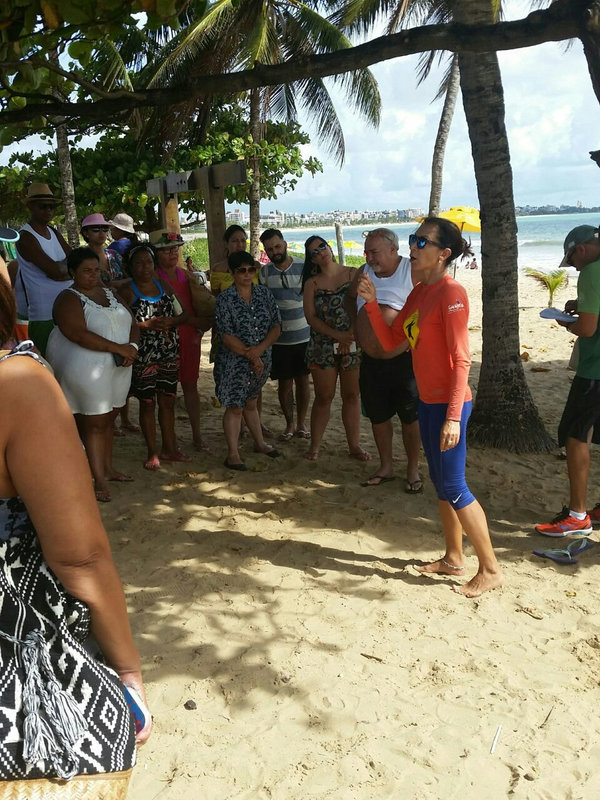 Palestra proferida aos turistas pela Diretora da ONG, Dra. Rita Siriano Mascarenhas, na praia do Bessa