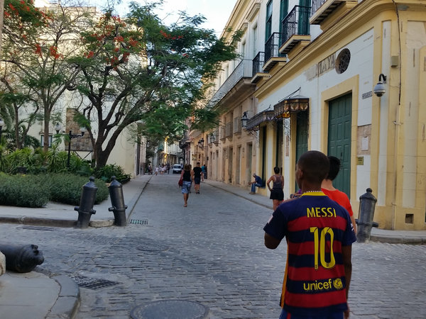 Uma rua de Havana Velha.